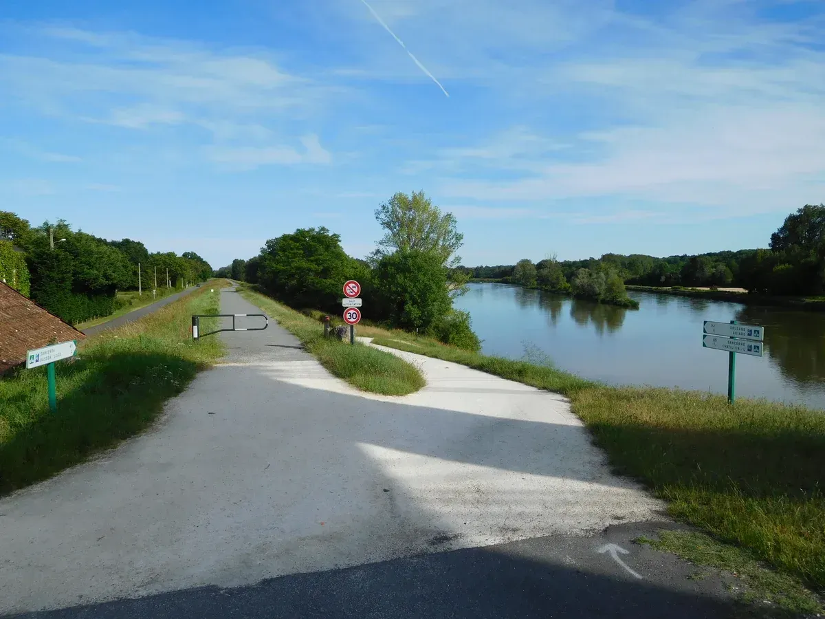 The Loire à Vélo cycle path beside the river, a way to link châteaux without Loire Valley wine and castle tours